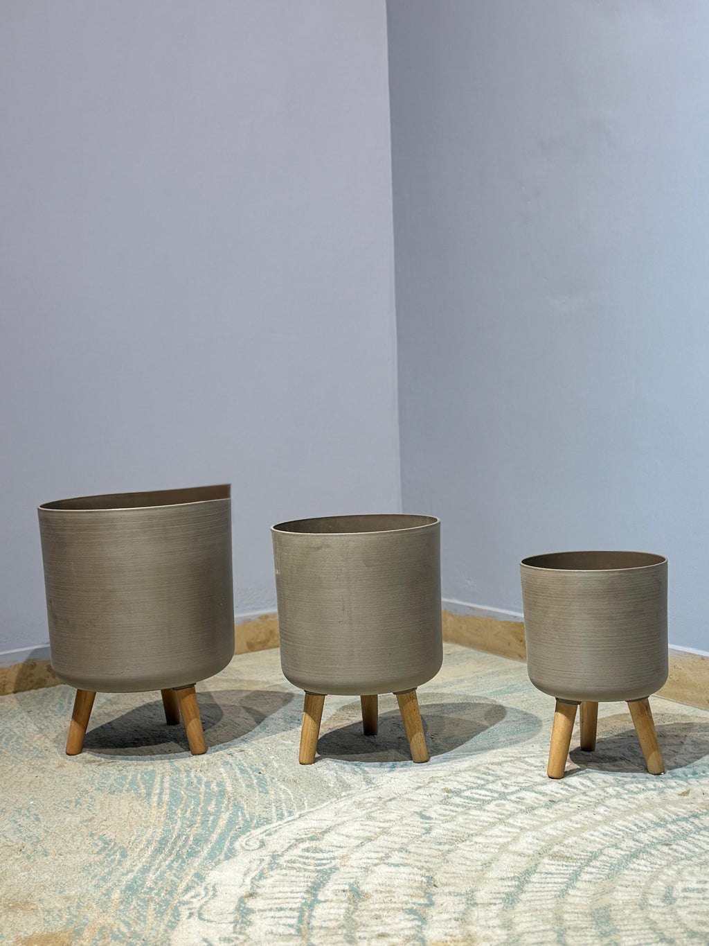 Tripod Planter with Wooden Legs – Charcoal