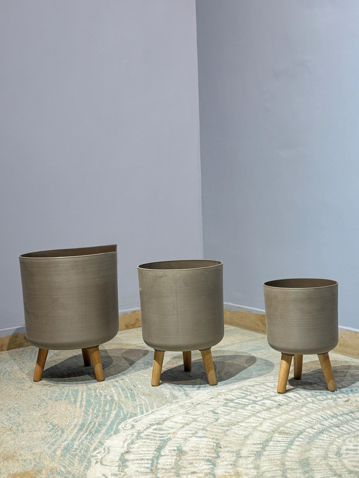 Tripod Planter with Wooden Legs – Charcoal